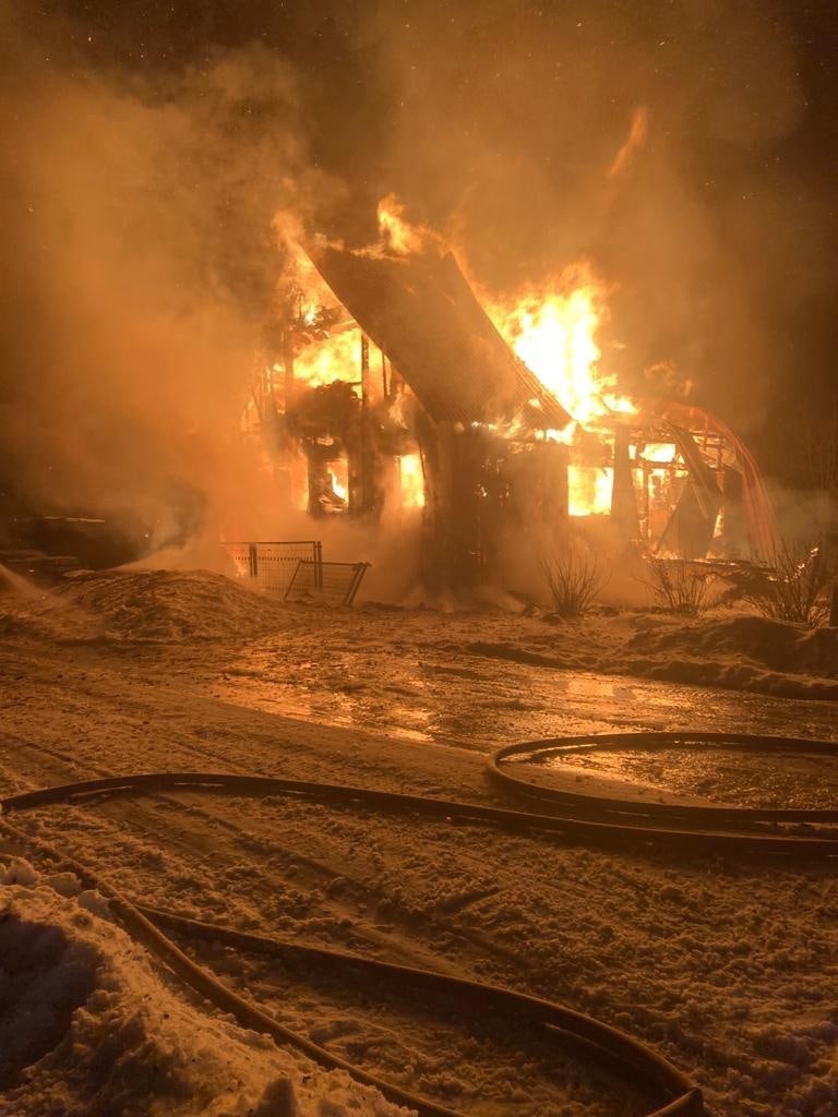 В деревне Тверской области загорелся жилой дом