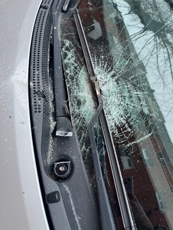 В Твери на припаркованный автомобиль упал кирпич В Твери на припаркованный автомобиль упал кирпич