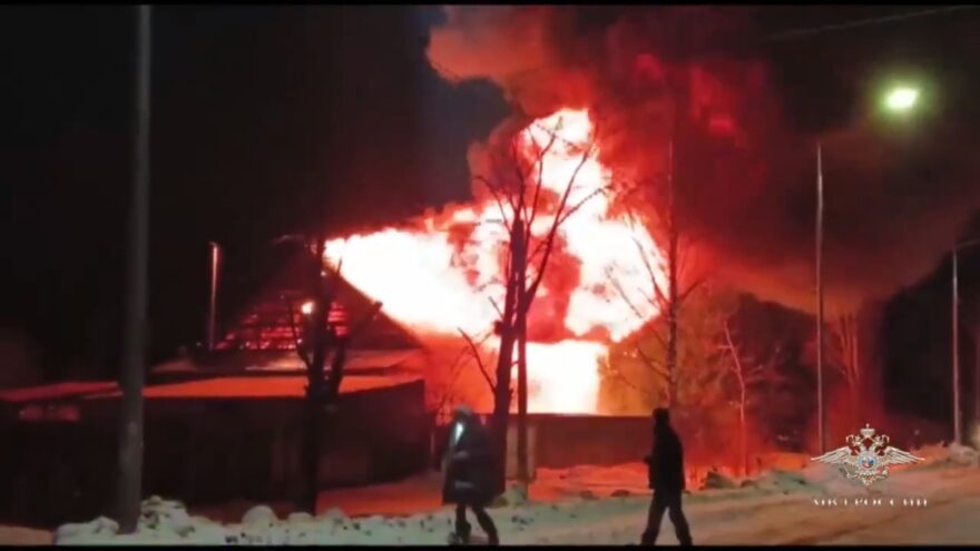 В Тверской области сотрудники ГИБДД спасли людей из горящего дома