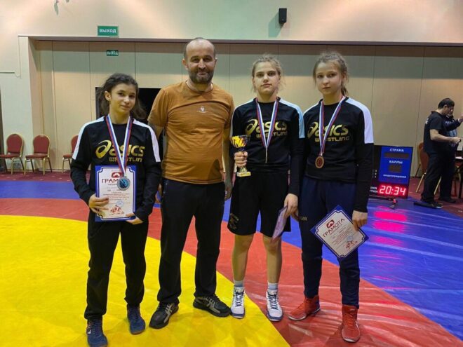Вышневолоцкие спортсменки завоевали полный комплект медалей по спортивной борьбе