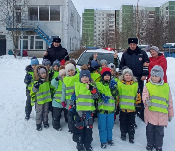 Воспитанники удомельского детского сада познакомились с профессией инспектора ДПС Воспитанники удомельского детского сада познакомились с профессией инспектора ДПС