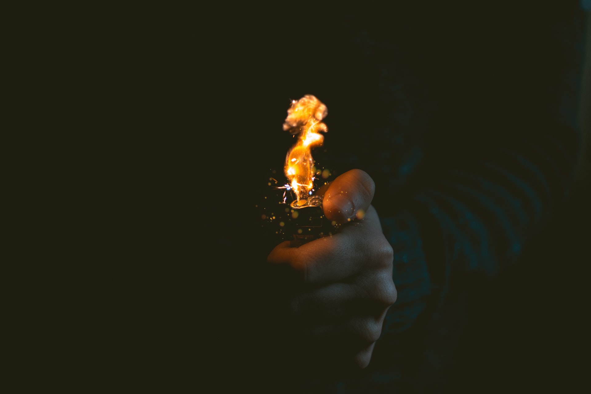 Житель Тверской области хотел насолить неприятелю, но поджег не ту дверь Житель Тверской области поджег гараж и закрыл в нем своих неприятелей