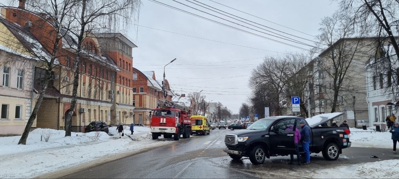 В центре Твери столкнулись две машины