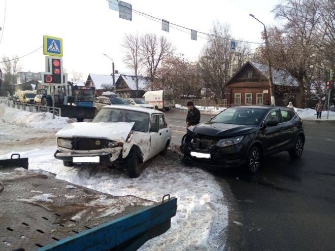 В Твери пенсионер поспешил и устроил ДТП на улице Благоева В Твери пенсионер поспешил и устроил ДТП на улице Благоева