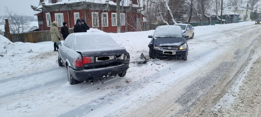 В Тверской области автомобиль Ауди не поделил дорогу с Хендаем В Тверской области автомобиль Ауди не поделил дорогу с Хендаем