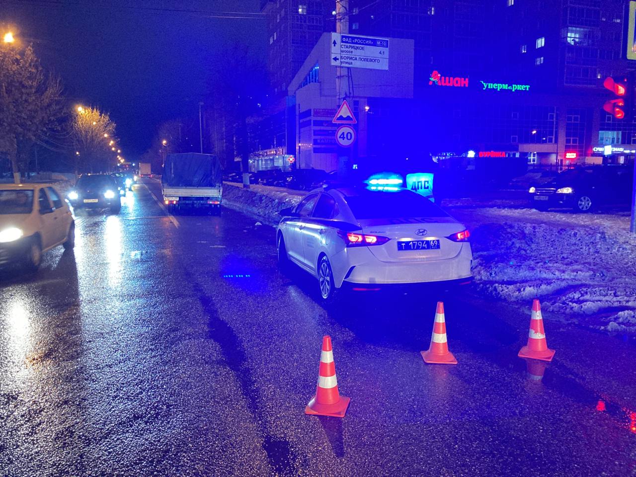 В Твери под колеса Газели попала молодая девушка В Твери под колеса Газели попала молодая девушка