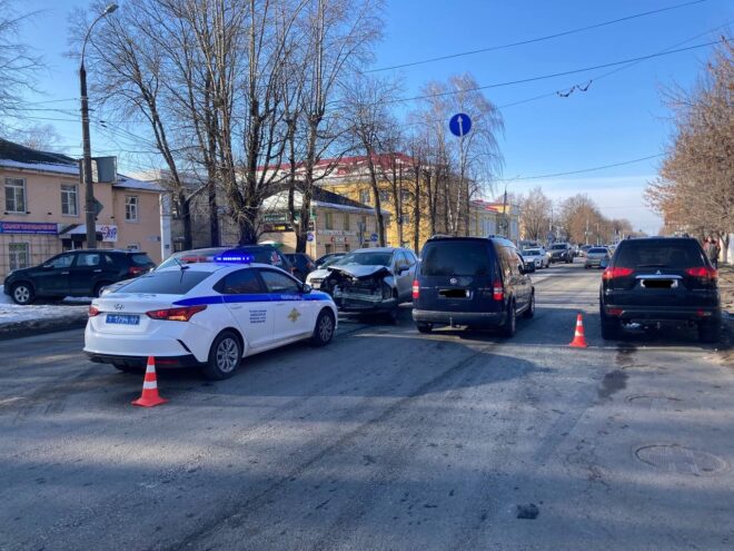 В аварии в Твери женщина-водитель получила травму головы В аварии в Твери женщина-водитель получила травму головы