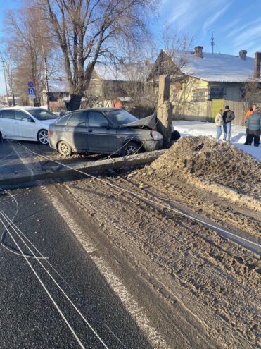 Ехавший на буксире автомобиль протаранил мачту освещения в Тверской области