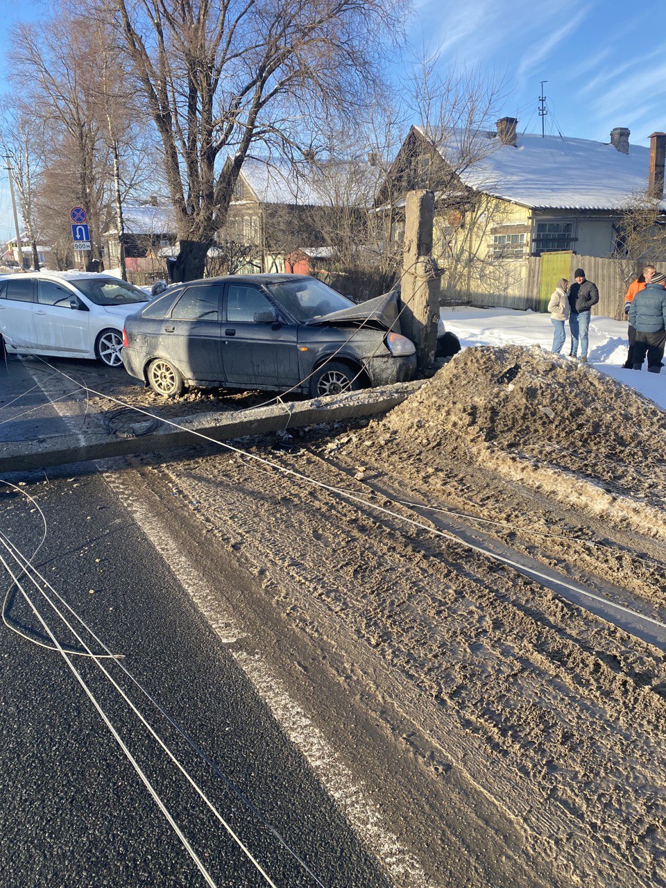 Ехавший на буксире автомобиль протаранил мачту освещения в Тверской области Ехавший на буксире автомобиль протаранил мачту освещения в Тверской области