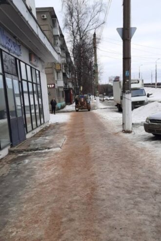 В Твери коммунальные службы оперативно обезопасили покрытие после образовавшейся наледи