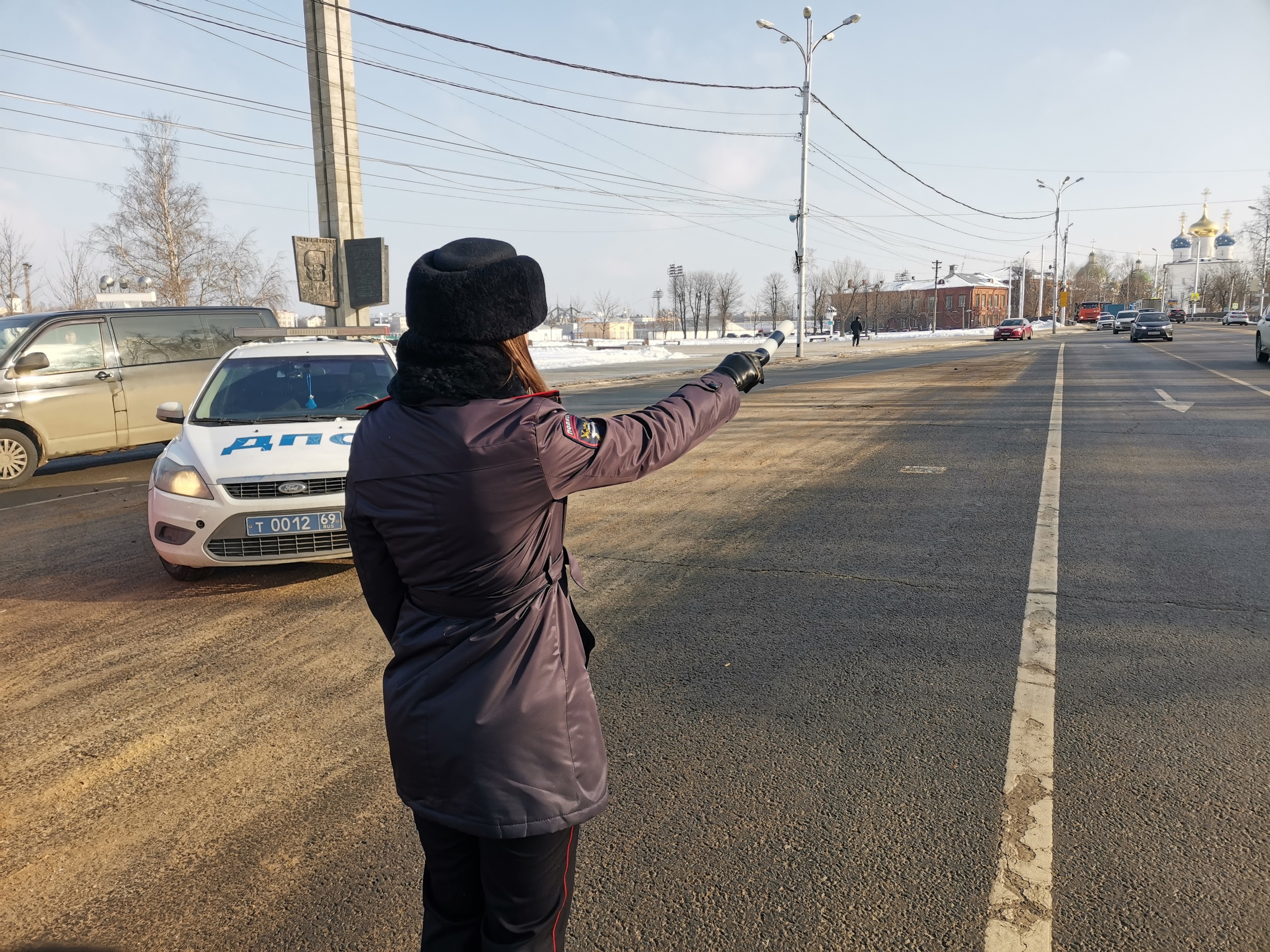 В Твери женский патруль поздравил водителей-мужчин с наступающим 23 февраля