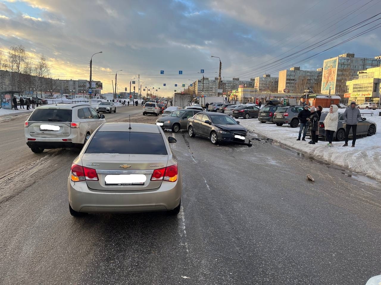 В Твери молодая девушка за рулем спровоцировала ДТП с четырьмя автомобилями В Твери молодая девушка за рулем спровоцировала ДТП с четырьмя автомобилями