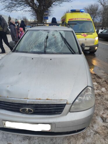 В Твери пострадавшего в аварии молодого человека увезли в реанимацию В Твери пострадавшего в аварии молодого человека увезли в реанимацию