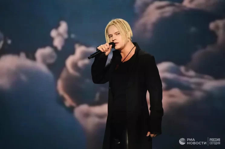 Звездные разборки: Самый русский хит, гитара для защитника и виртуальные артисты Звездные разборки: Самый русский хит, гитара для защитника и виртуальные артисты