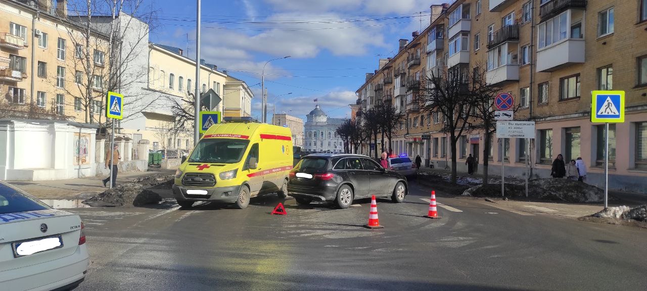В центре Твери иномарка сбила пожилую женщину на переходе