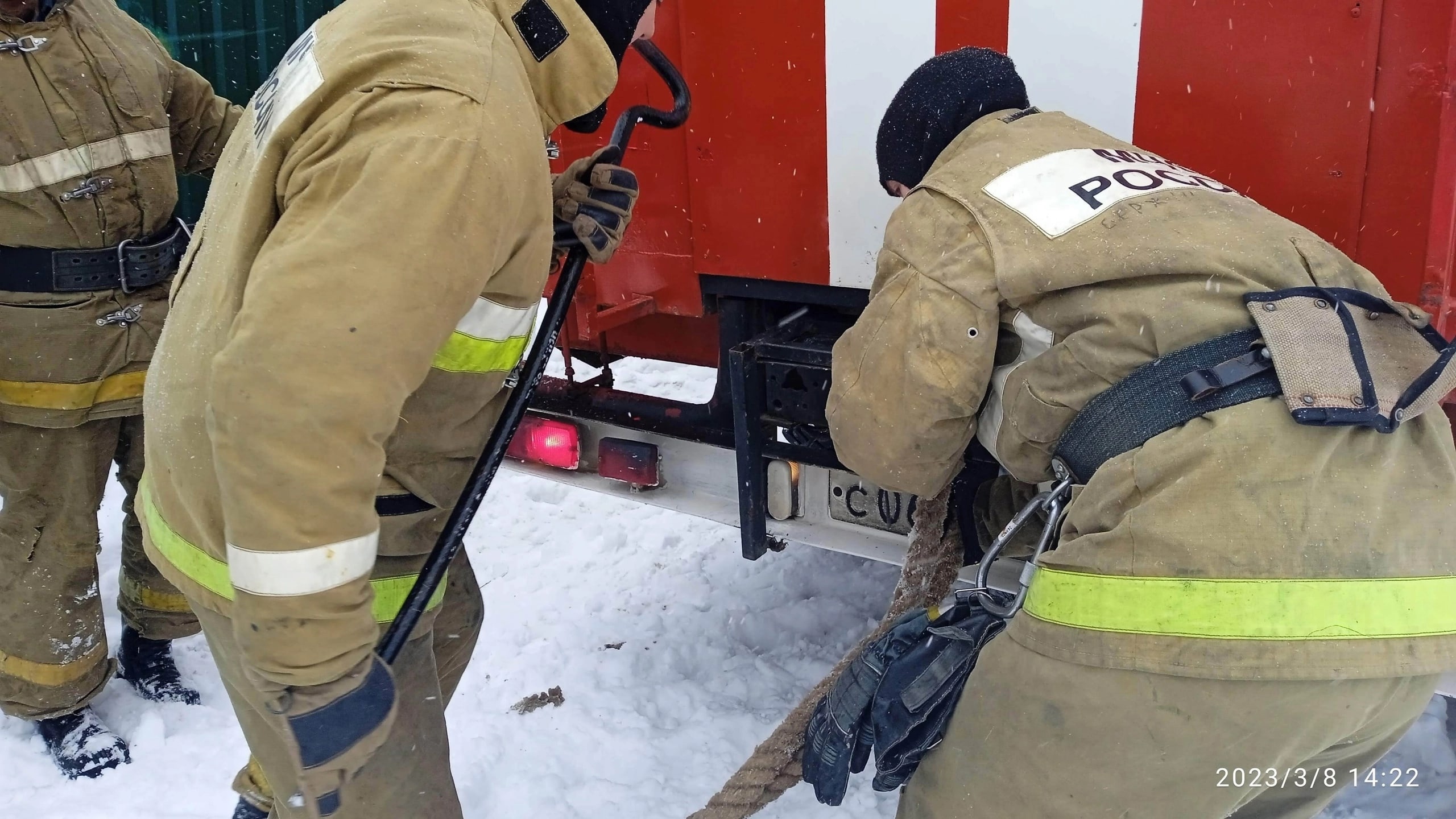 В Тверской области служба спасения помогла туристам выбраться из снега