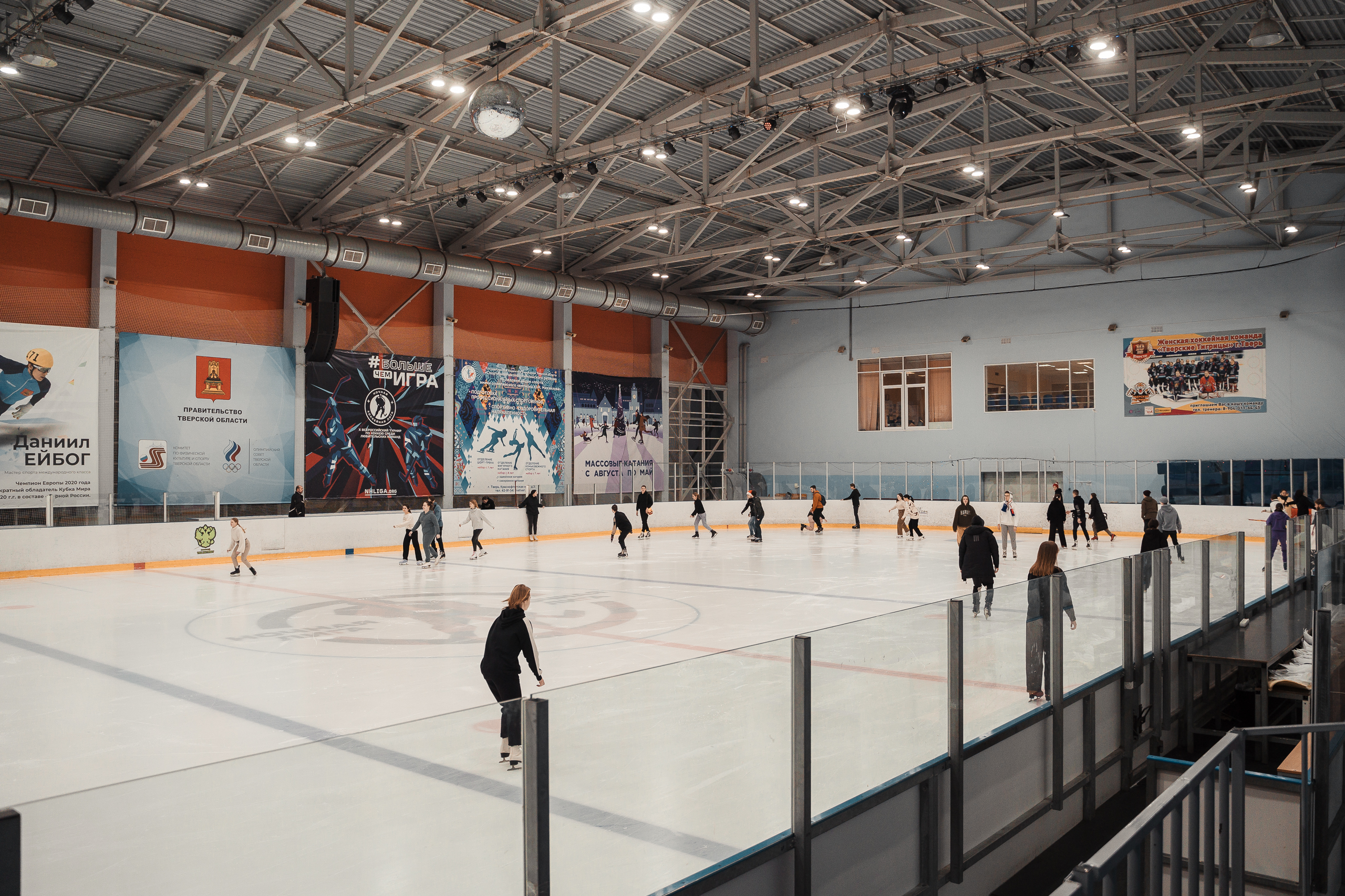 В Твери продолжаются массовые катания на коньках
