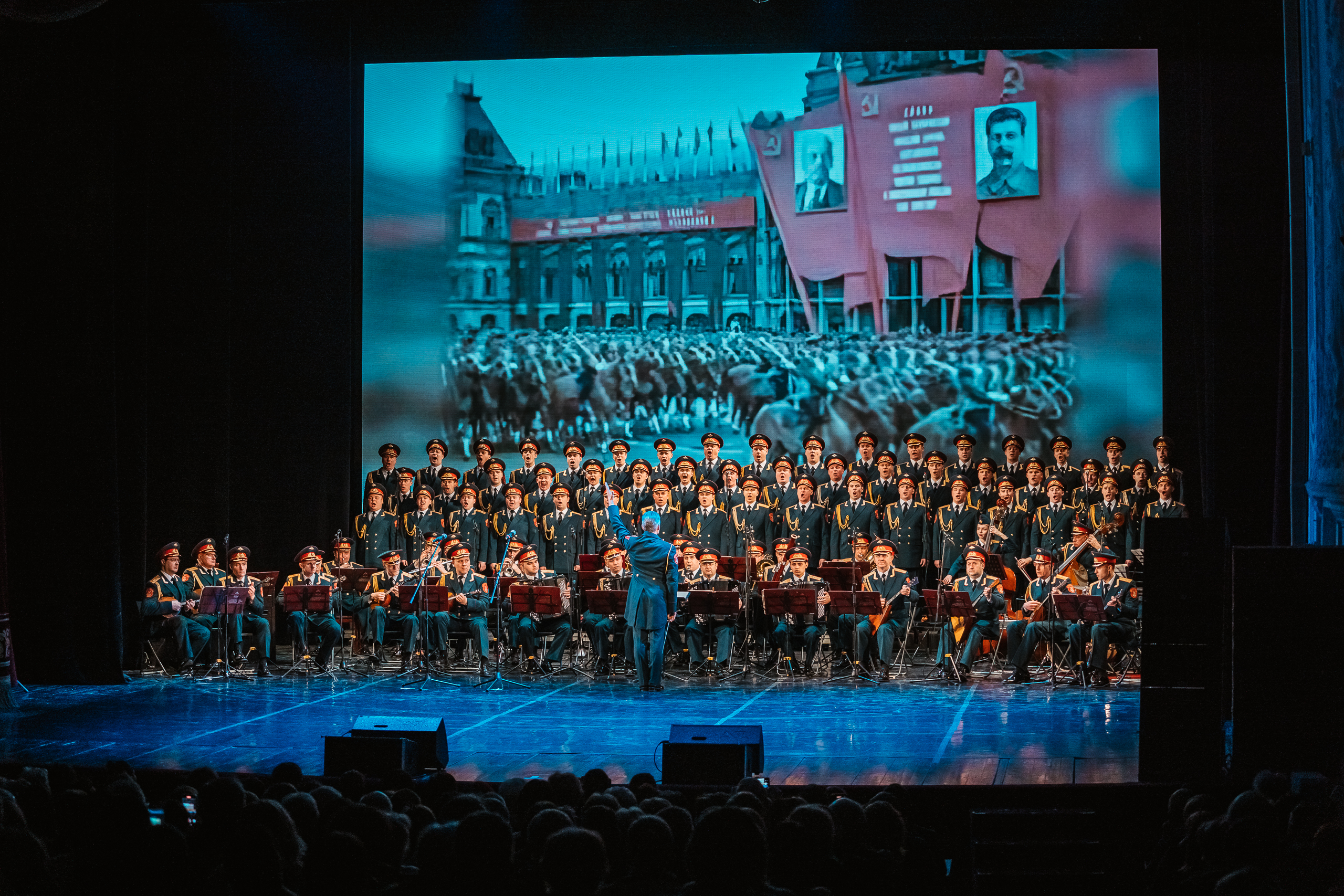 Несокрушимая и легендарная: В Твери выступил ансамбль песни и пляски Российской Армии имени А.В. Александрова Несокрушимая и легендарная: В Твери выступил ансамбль песни и пляски Российской Армии имени А.В. Александрова