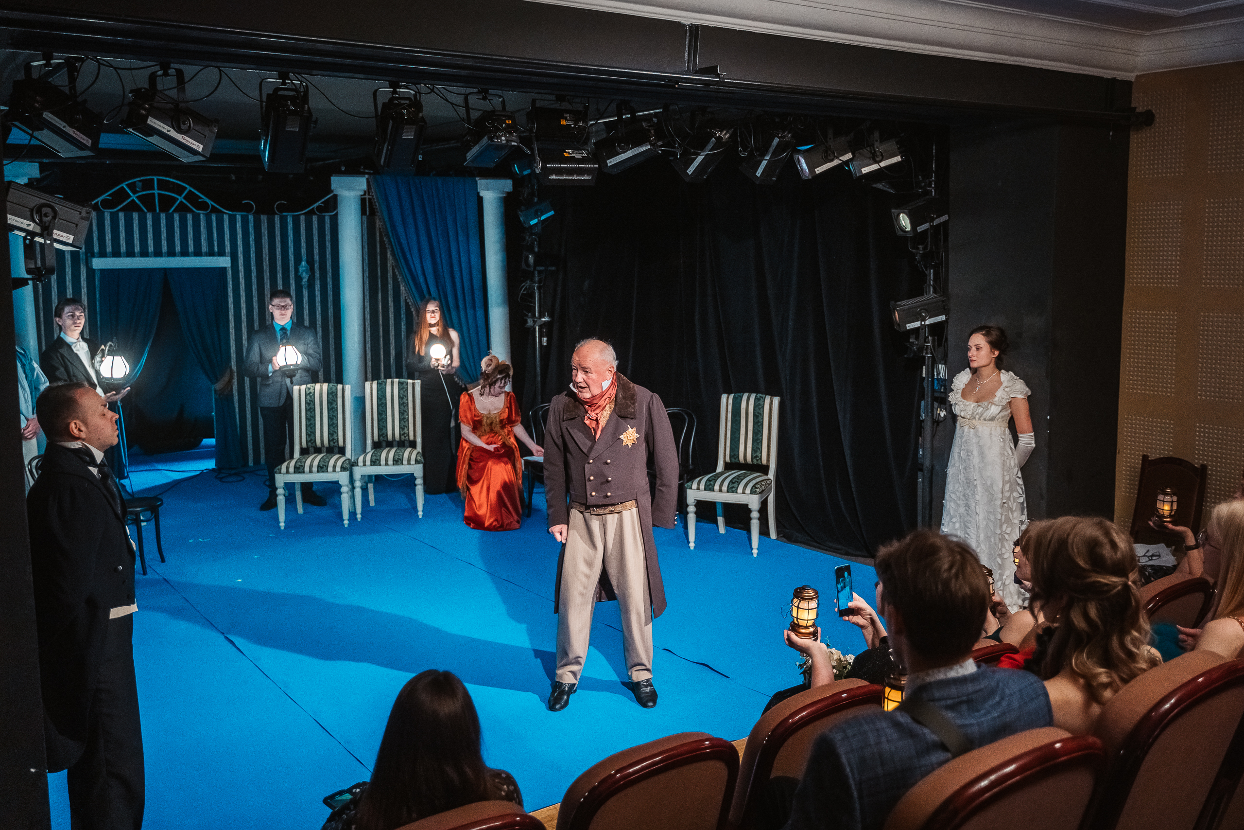 В Тверском театре драмы зрители посетили бал с любимыми персонажами