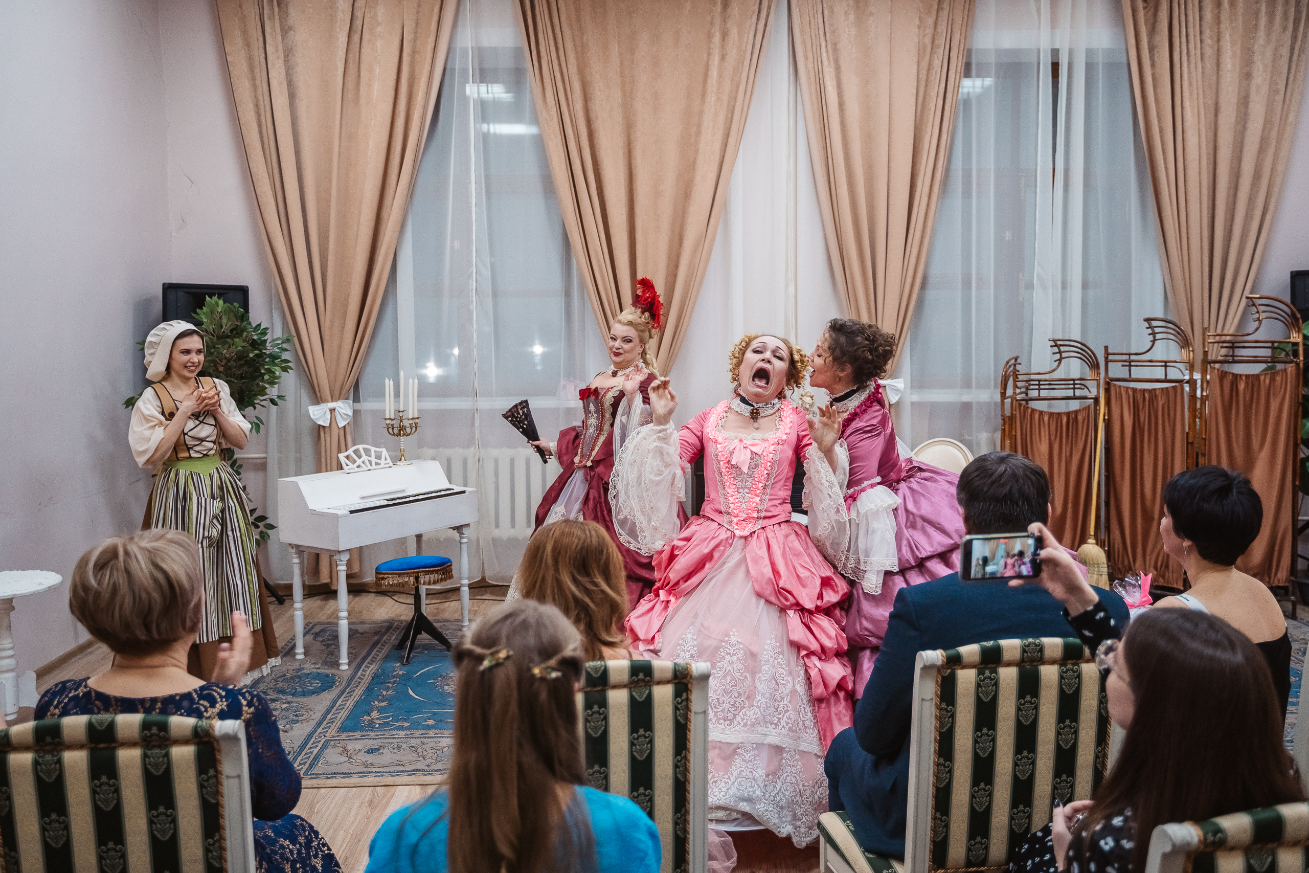 В Тверском театре драмы зрители посетили бал с любимыми персонажами