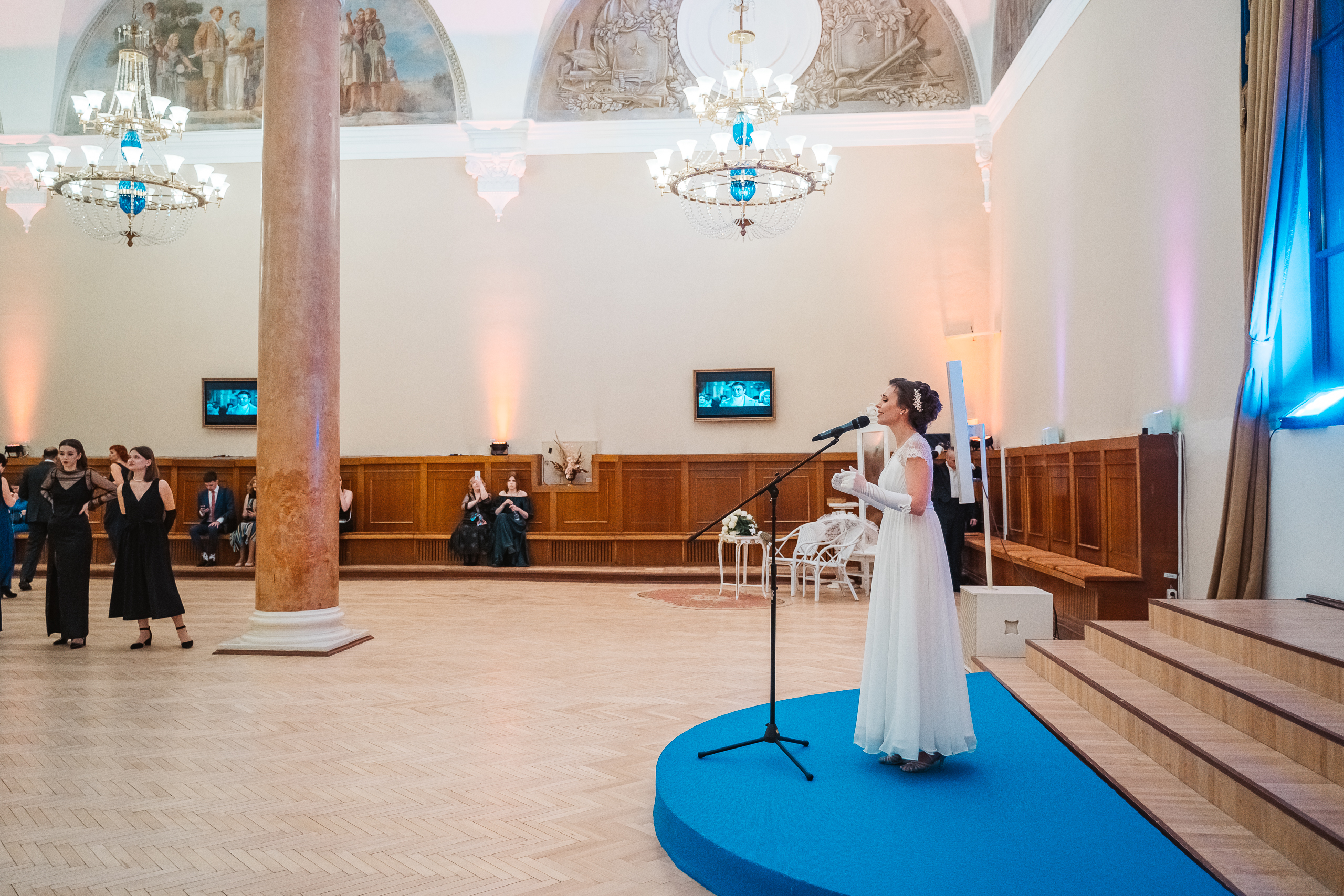 В Тверском театре драмы зрители посетили бал с любимыми персонажами