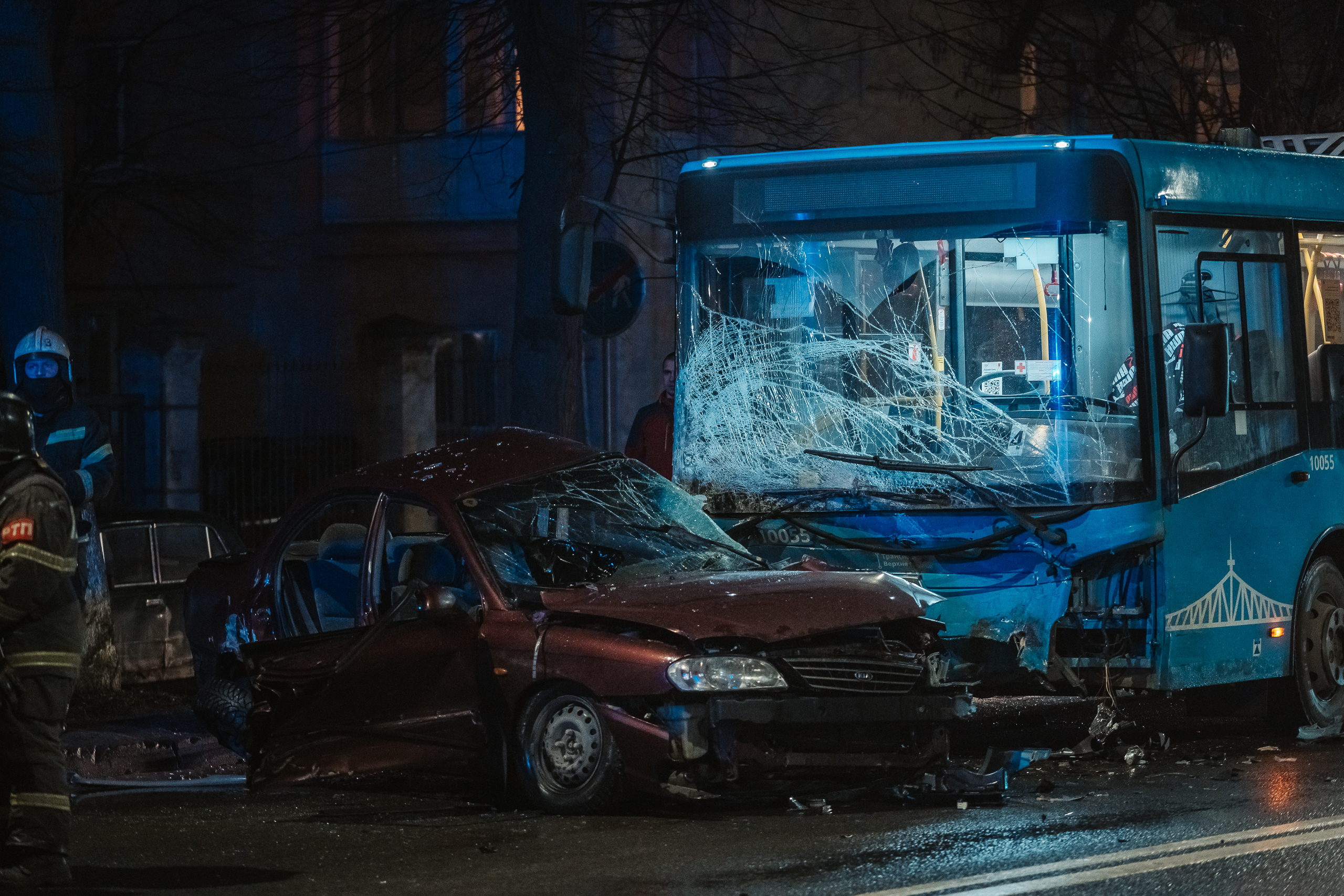 В Твери произошла страшная авария с участием трех автомобилей В Твери произошла страшная авария с участием трех автомобилей