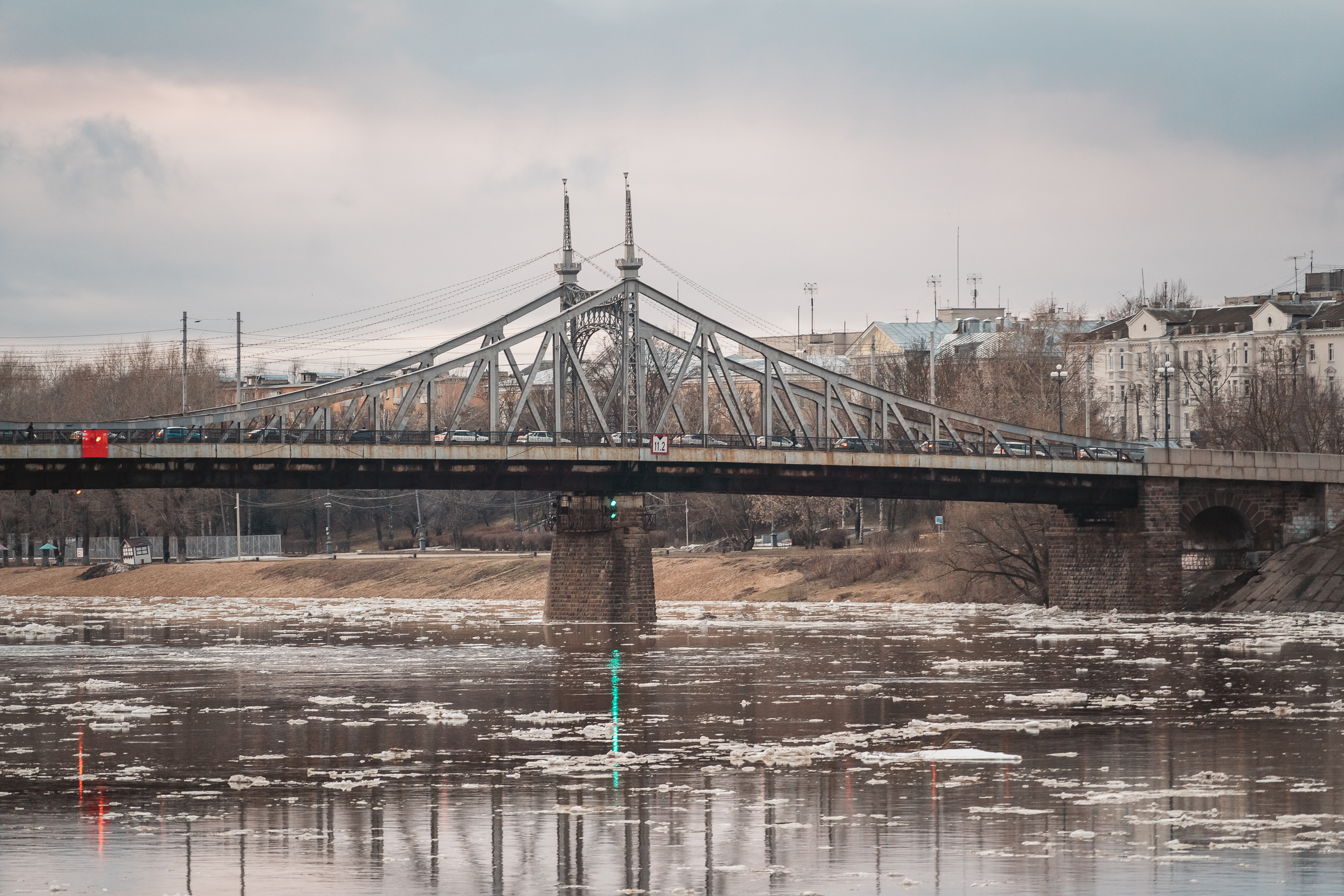 Лед тронулся: Жители Твери наблюдают ледоход на Волге