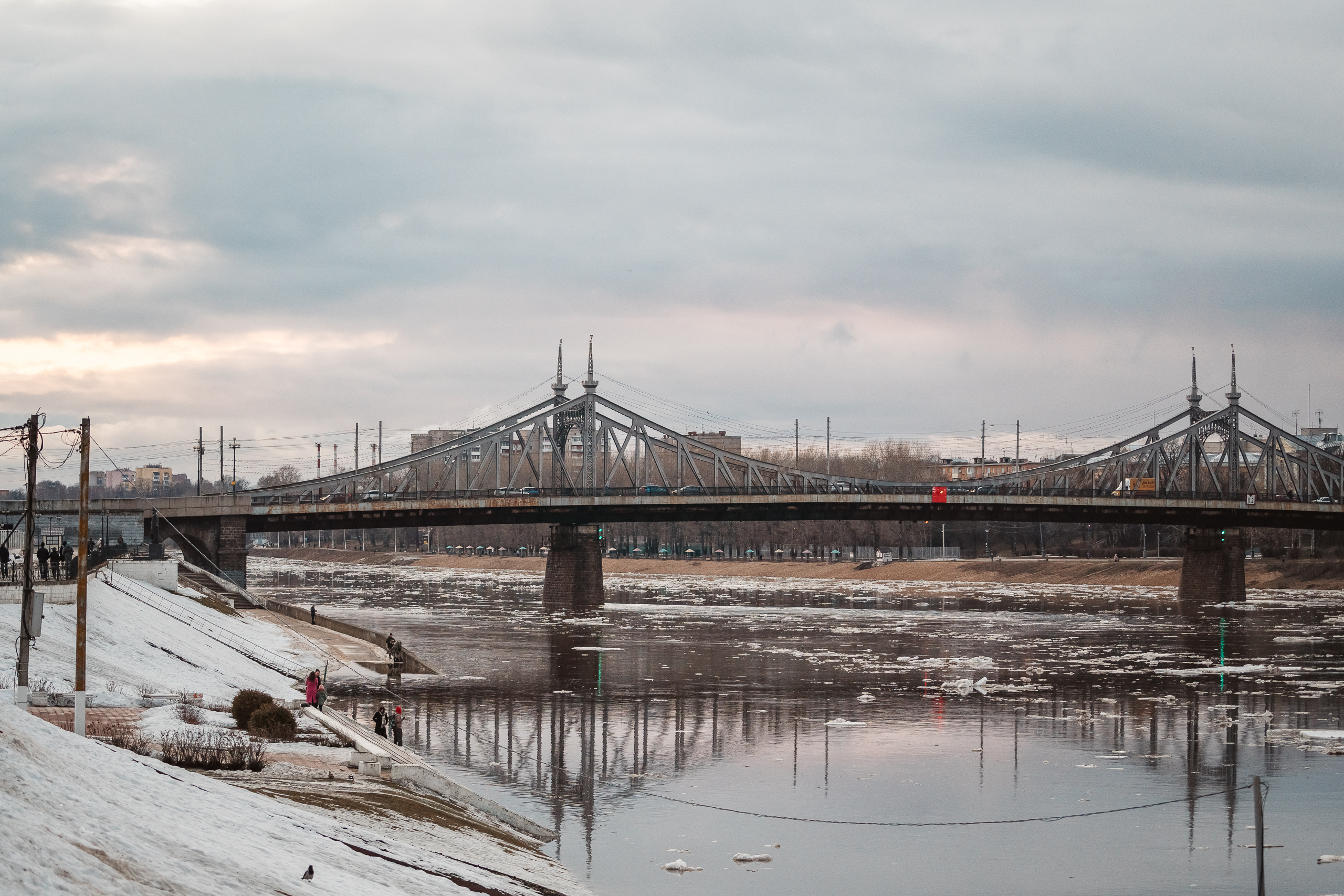Лед тронулся: Жители Твери наблюдают ледоход на Волге