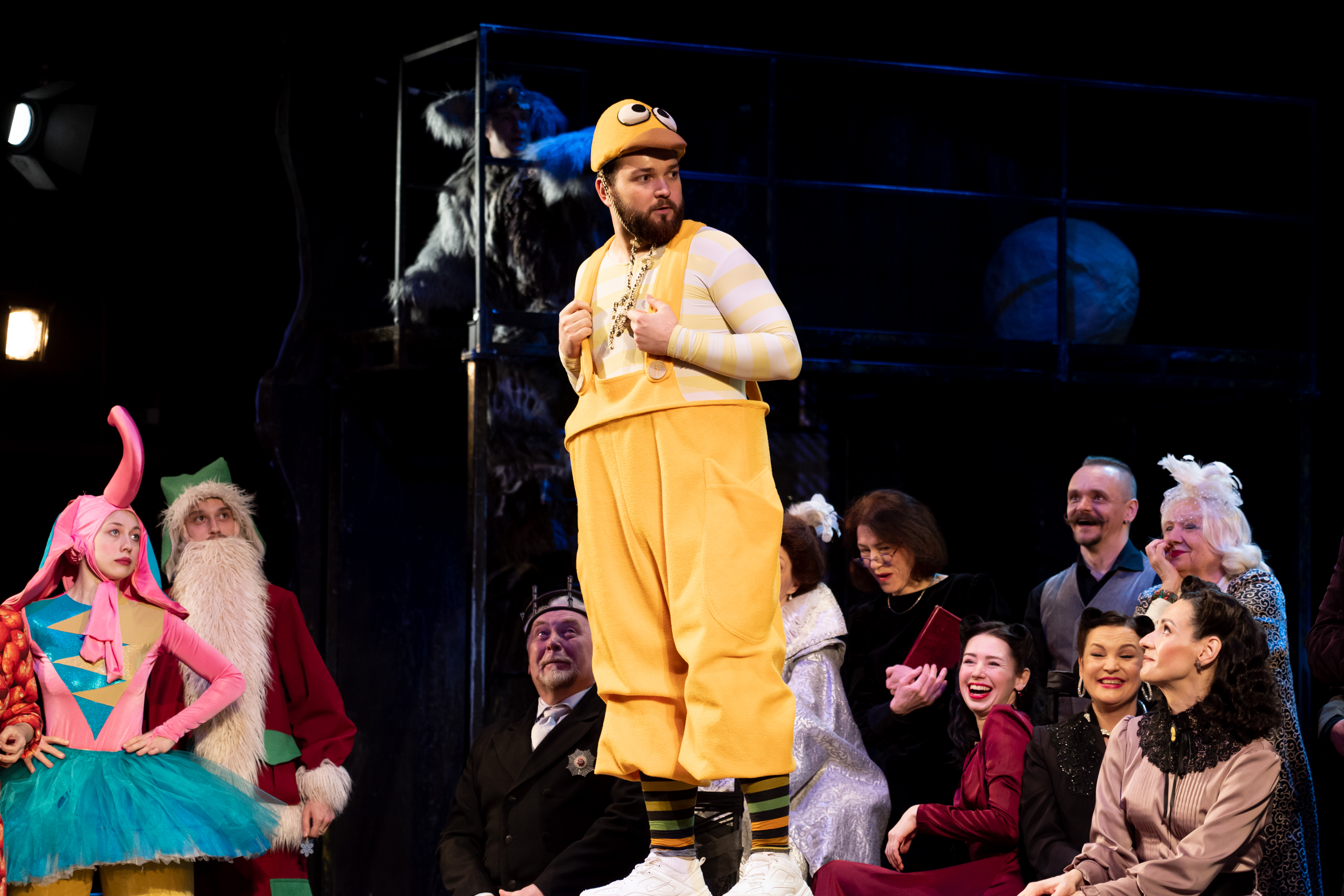 Персонажи разных спектаклей устроили переполох на сцене тверского ТЮЗа