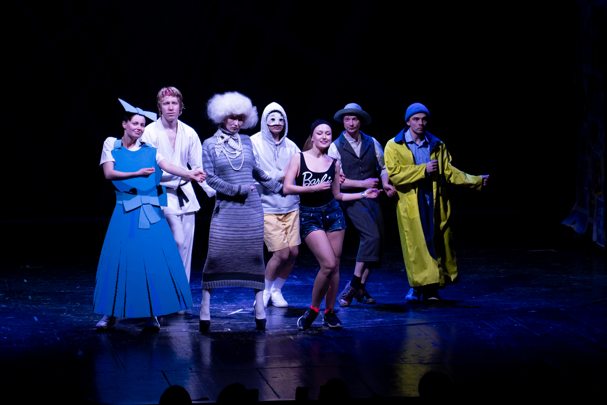 Персонажи разных спектаклей устроили переполох на сцене тверского ТЮЗа