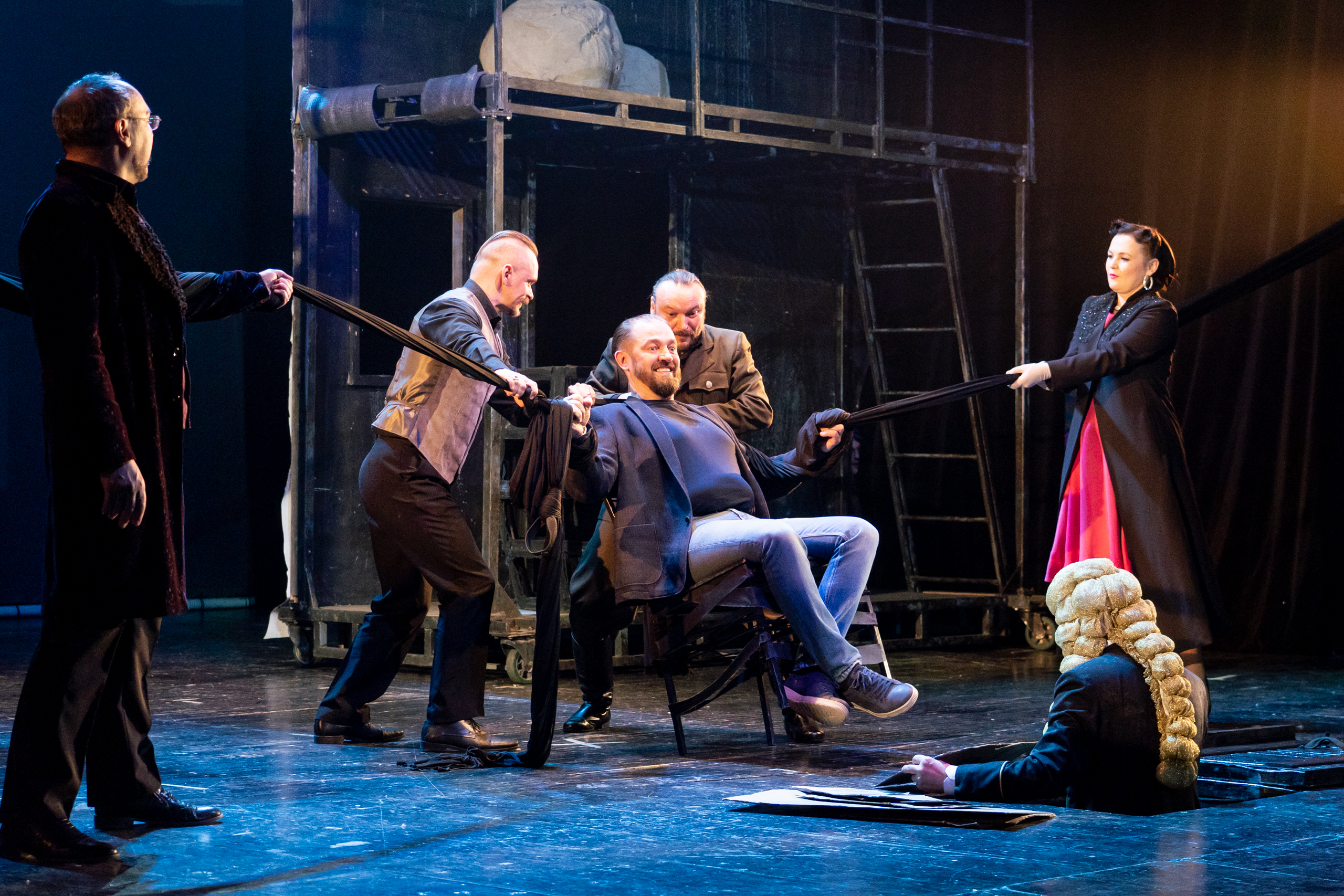 Персонажи разных спектаклей устроили переполох на сцене тверского ТЮЗа