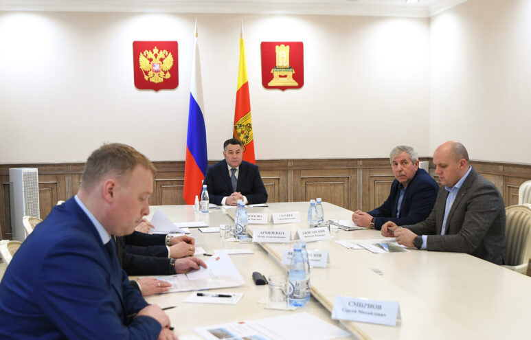 Губернатор Игорь Руденя провел рабочую встречу с директором ООО «ДСК» Сергеем Голубевым Губернатор Игорь Руденя провел рабочую встречу с директором ООО «ДСК» Сергеем Голубевым