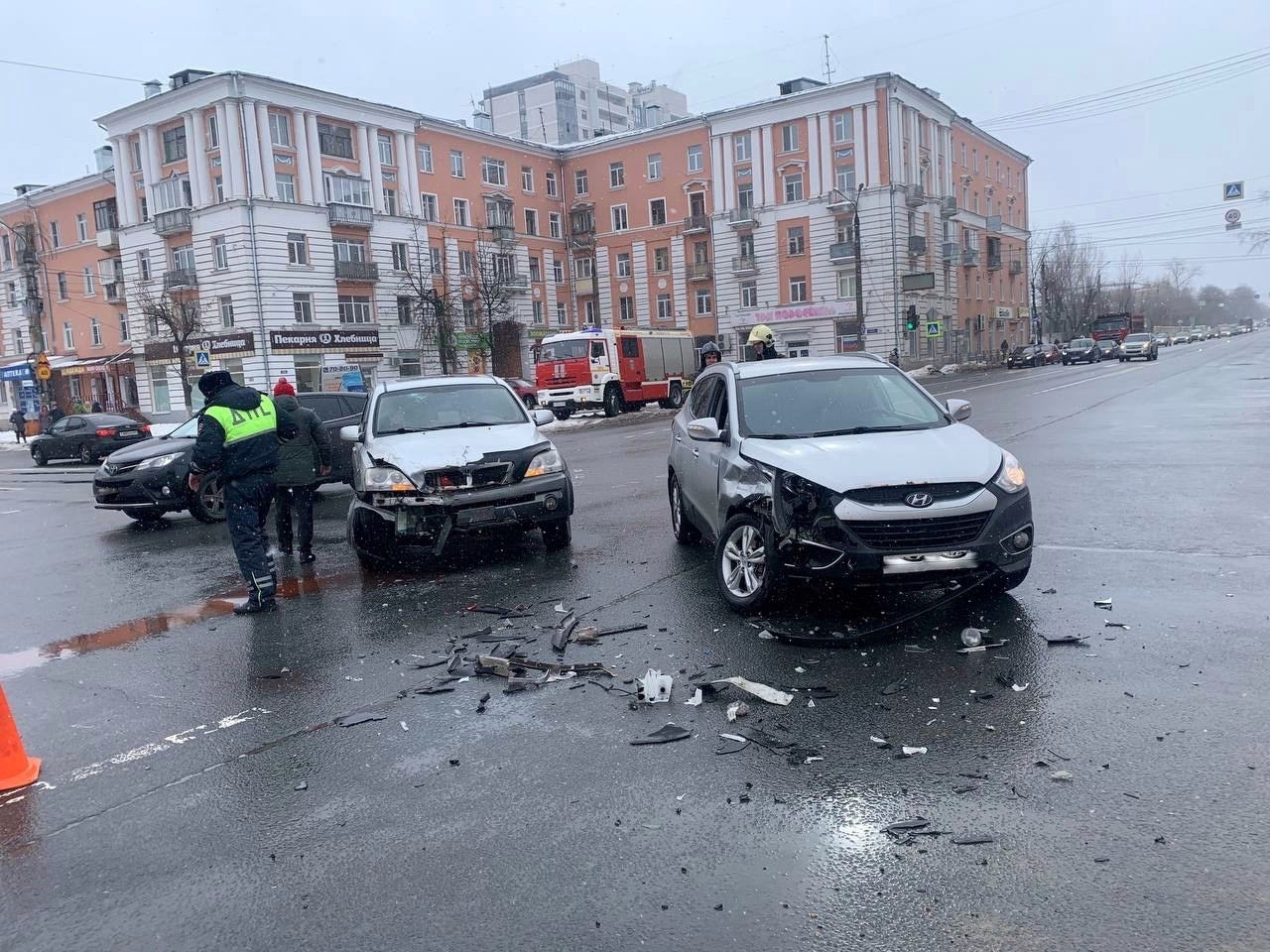 На площади Терешковой в Твери столкнулись две машины