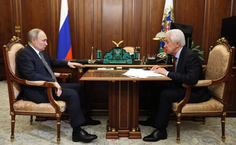 Владимир Путин встретился с лидером фракции «Единая Россия» Владимиром Васильевым Владимир Путин встретился с лидером фракции «Единая Россия» Владимиром Васильевым