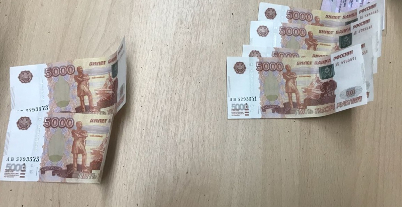 В Твери полицейские задержали подозреваемую в сбыте фальшивых купюр В Твери полицейские задержали подозреваемую в сбыте фальшивых купюр