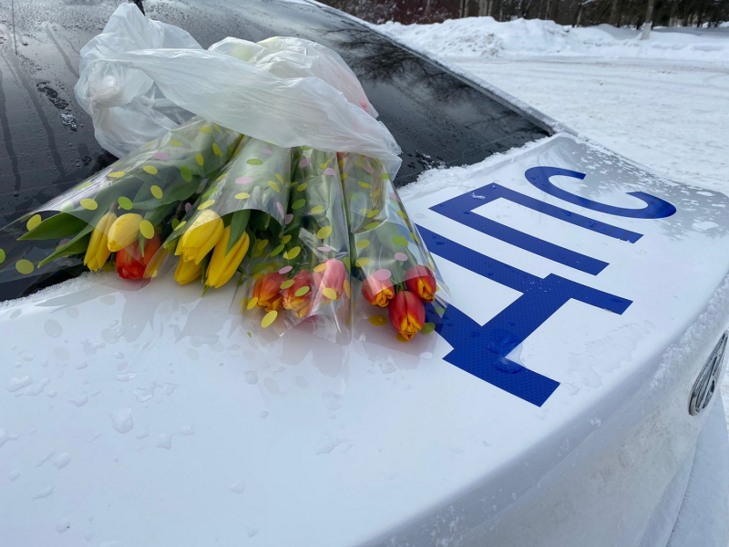 Сотрудники Госавтоинспекции поздравили жительниц Тверской области с 8 Марта