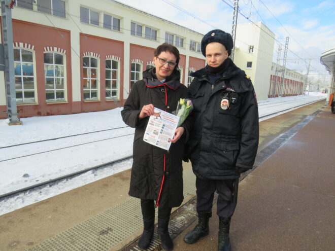 На тверском вокзале транспортные полицейские дарили женщинам цветы На тверском вокзале транспортные полицейские дарили женщинам цветы