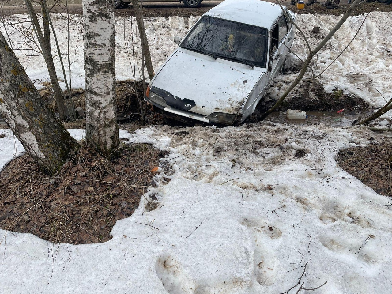 В Тверской области водитель ВАЗа уехал в кювет В Тверской области водитель ВАЗа уехал в кювет