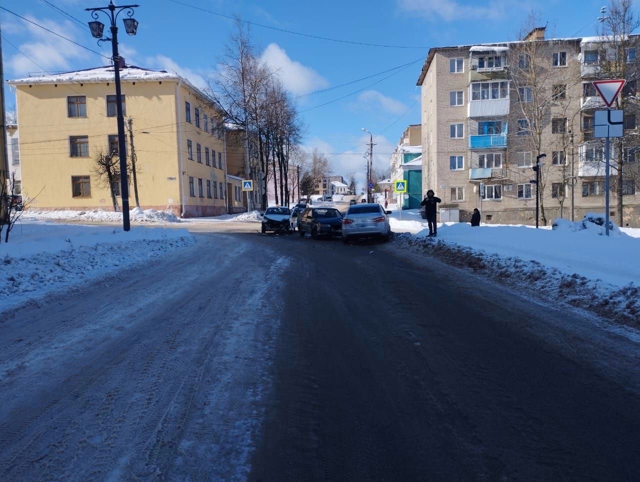 Три отечественные машины столкнулись в Ржеве Три отечественные машины столкнулись в Ржеве
