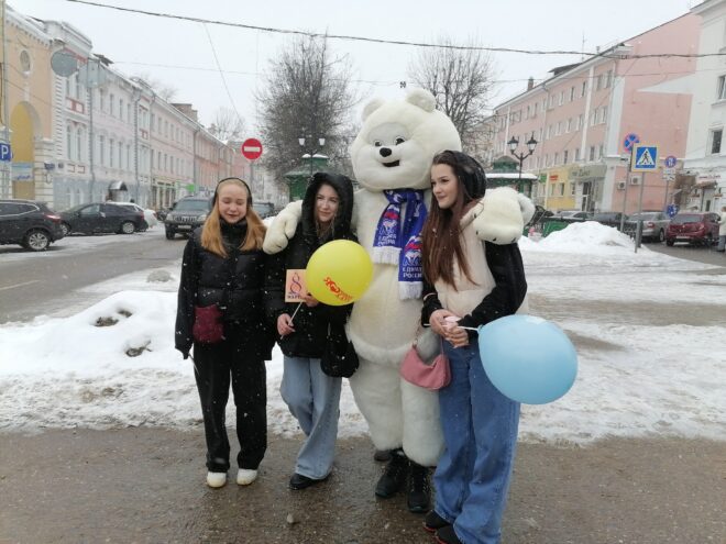В Твери волонтеры поздравили женщин с 8 марта В Твери волонтеры поздравили женщин с 8 марта
