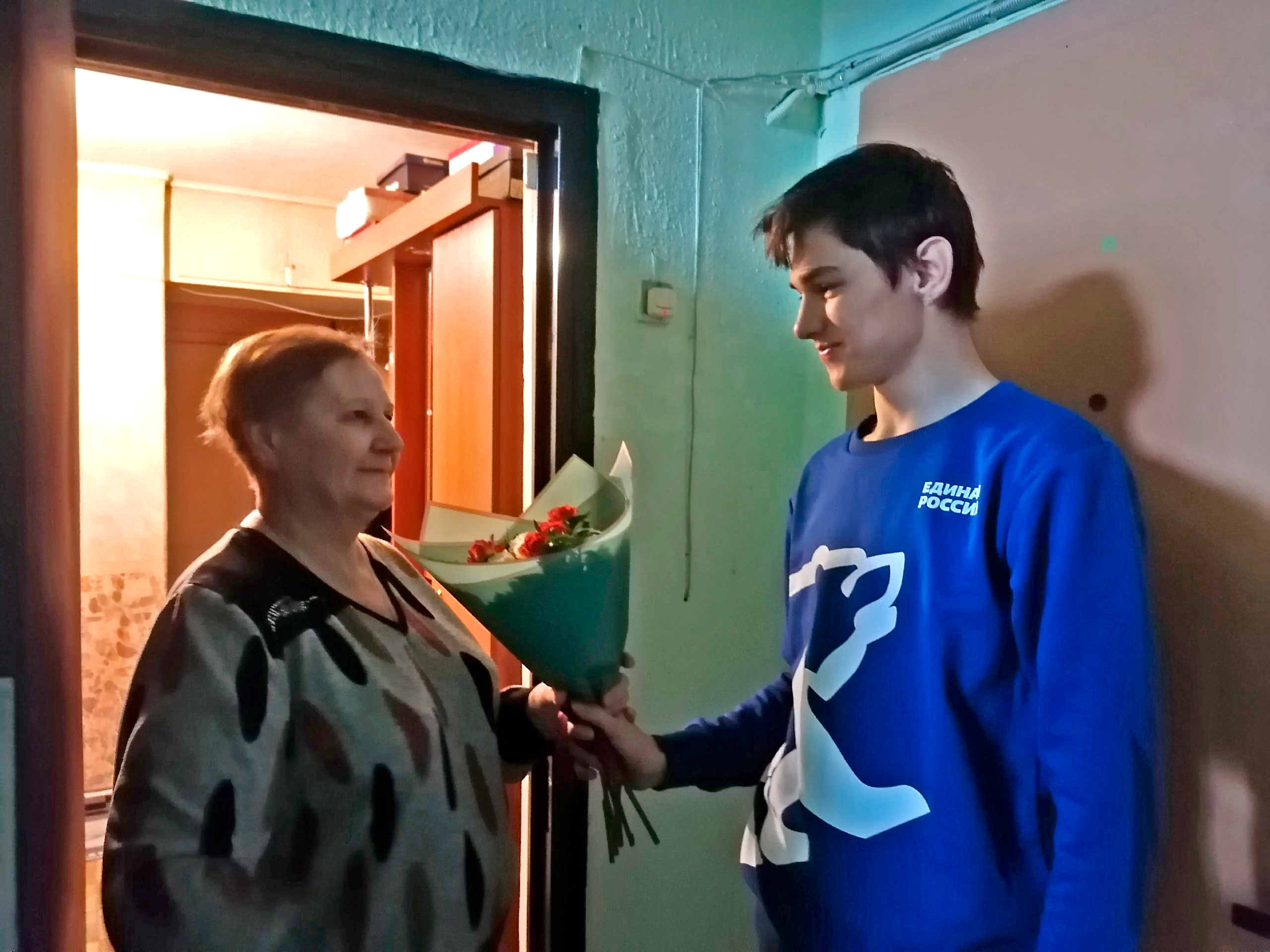 В Твери волонтеры поздравили женщин с 8 марта