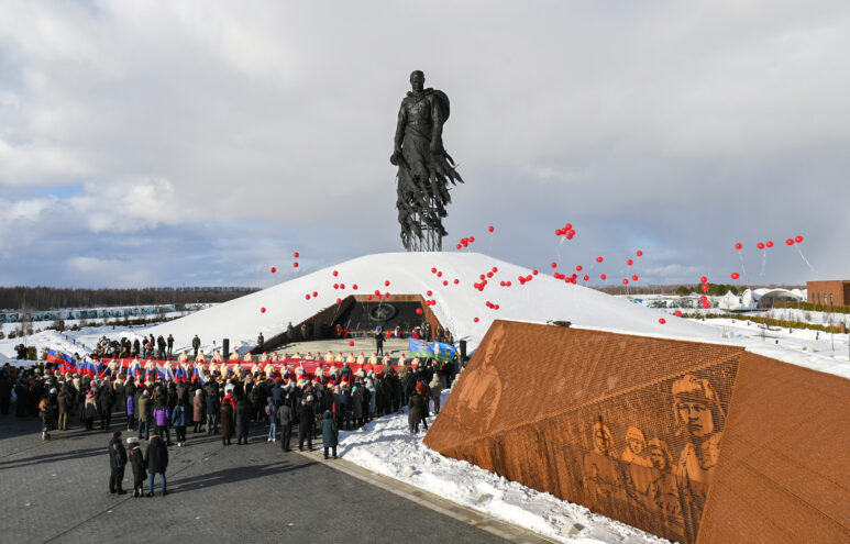 Прохождение войск гарнизона, знамя Победы у Ржевского мемориала и фейерверк: в Ржеве празднуют 80-летие освобождения города от немецко-фашистских захватчиков Прохождение войск гарнизона, знамя Победы у Ржевского мемориала и фейерверк: в Ржеве празднуют 80-летие освобождения города от немецко-фашистских захватчиков