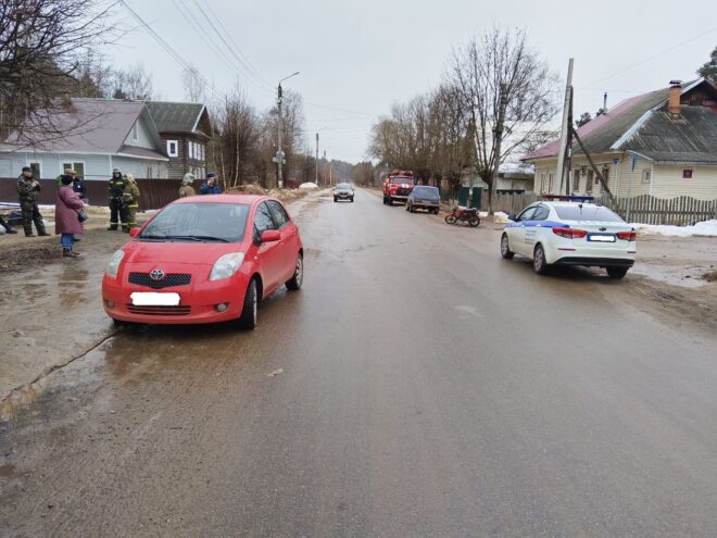 Легковушка и мопед не поделили дорогу в Тверской области