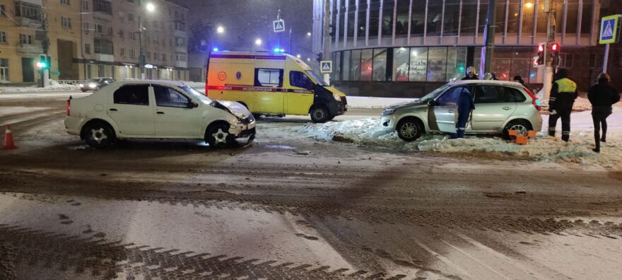 В Твери при столкновении двух автомобилей пострадала молодая девушка