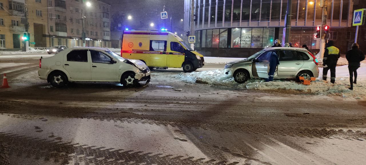 В Твери при столкновении двух автомобилей пострадала молодая девушка В Твери при столкновении двух автомобилей пострадала молодая девушка