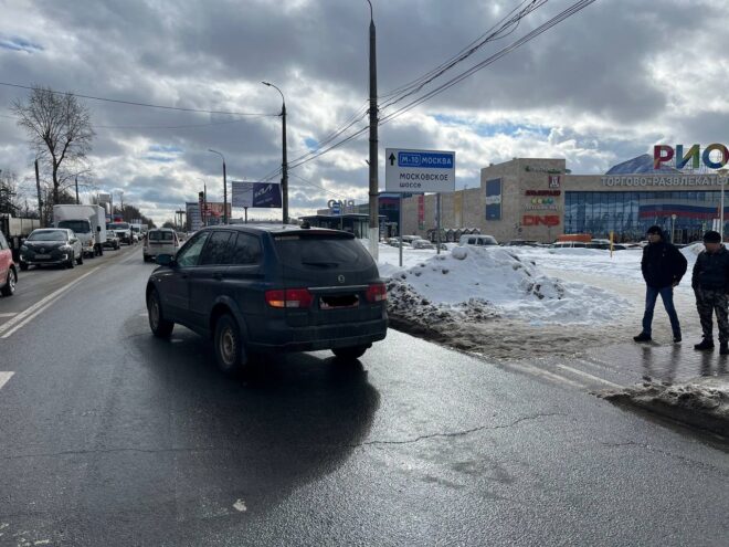 В Твери на площади Гагарина молодая девушка попала под колеса автомобиля В Твери на площади Гагарина молодая девушка попала под колеса автомобиля