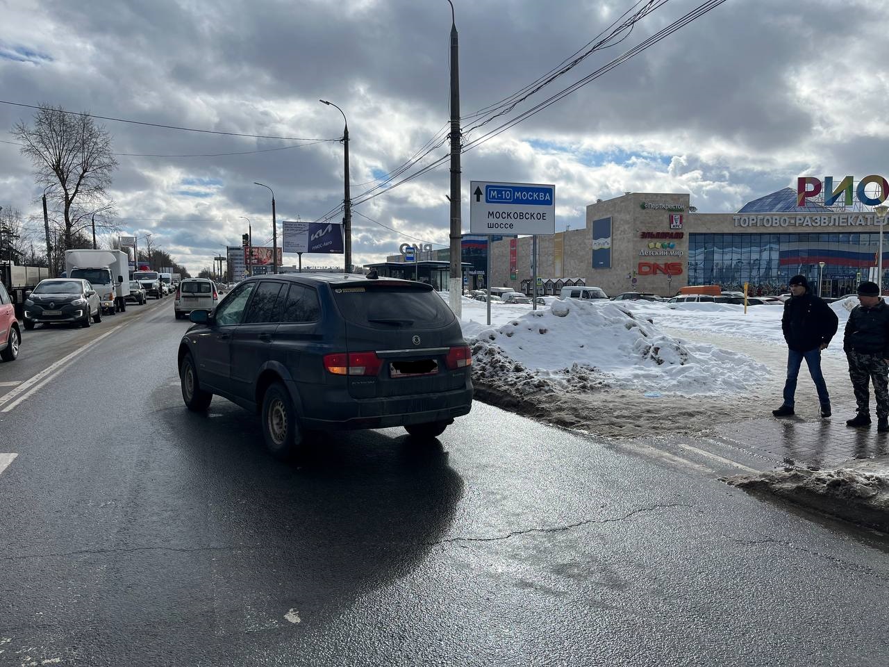 В Твери на площади Гагарина молодая девушка попала под колеса автомобиля