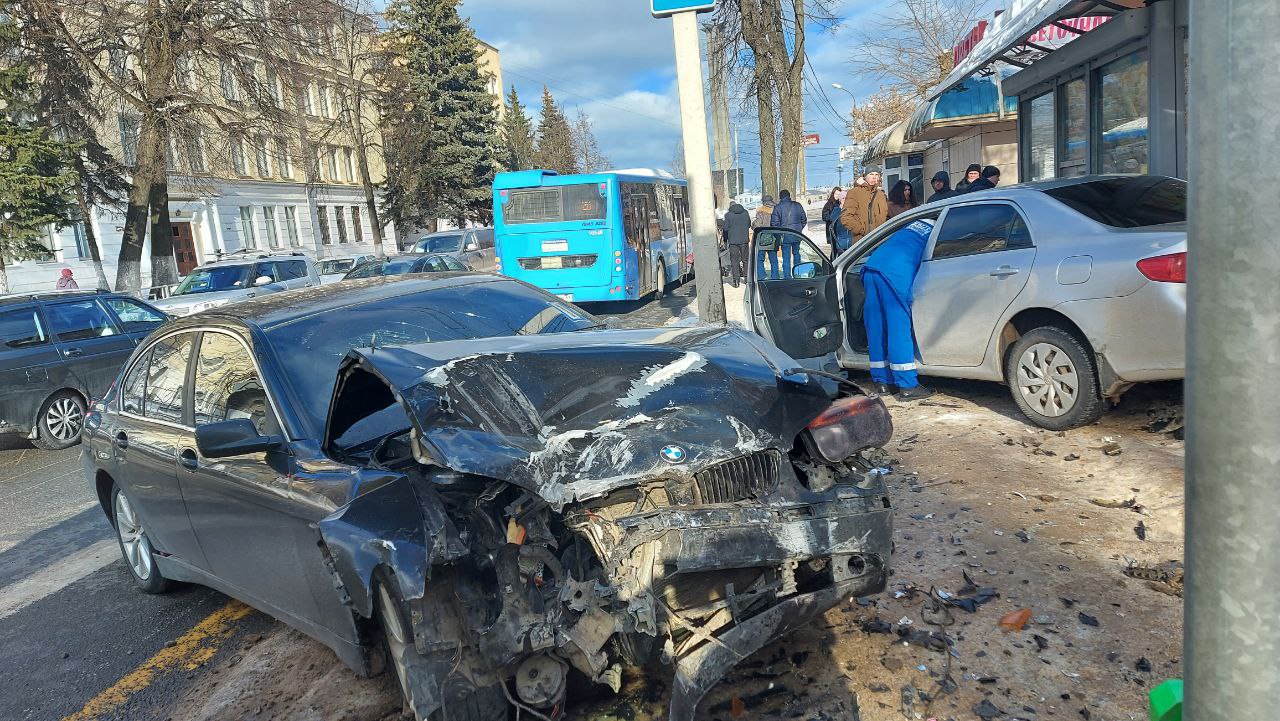 В Твери у бывшего Суворовского училища столкнулись БМВ и Тойота В Твери у бывшего Суворовского училища столкнулись БМВ и Тойота