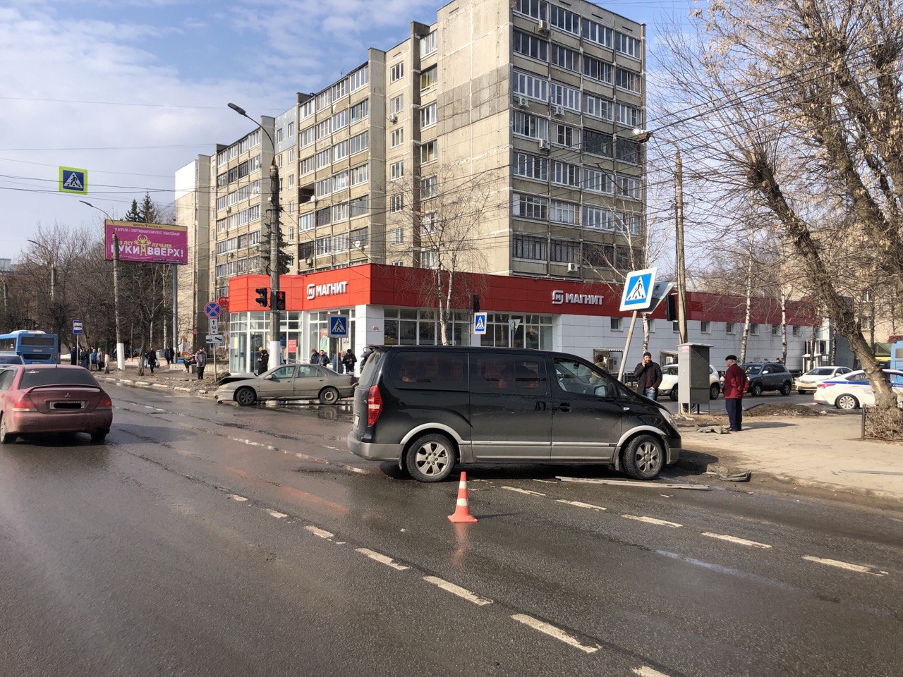В Твери на улице Горького не поделили дорогу две иномарки В Твери на улице Горького не поделили дорогу две иномарки