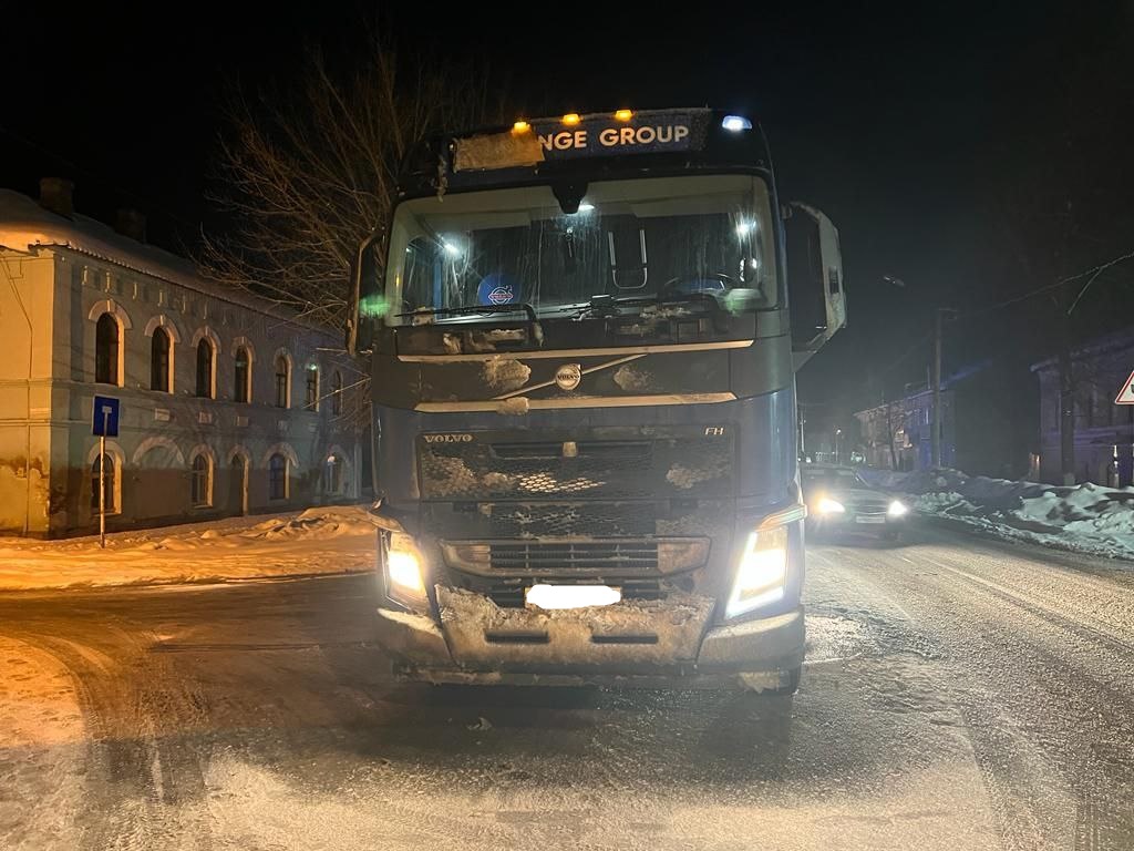 Два человека получили травмы в ДТП с фурой в Тверской области